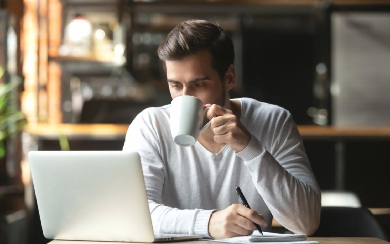 Teamarbeit bei der Optimierung von Website-Inhalten und technischen SEO-Elementen